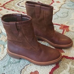 beta mickey mouse boots